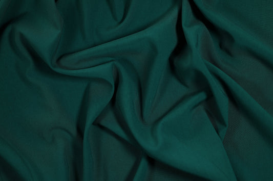 Fließender Viskosestoff in Tannengrün – ideal für Blusen, Röcke und Kleider
