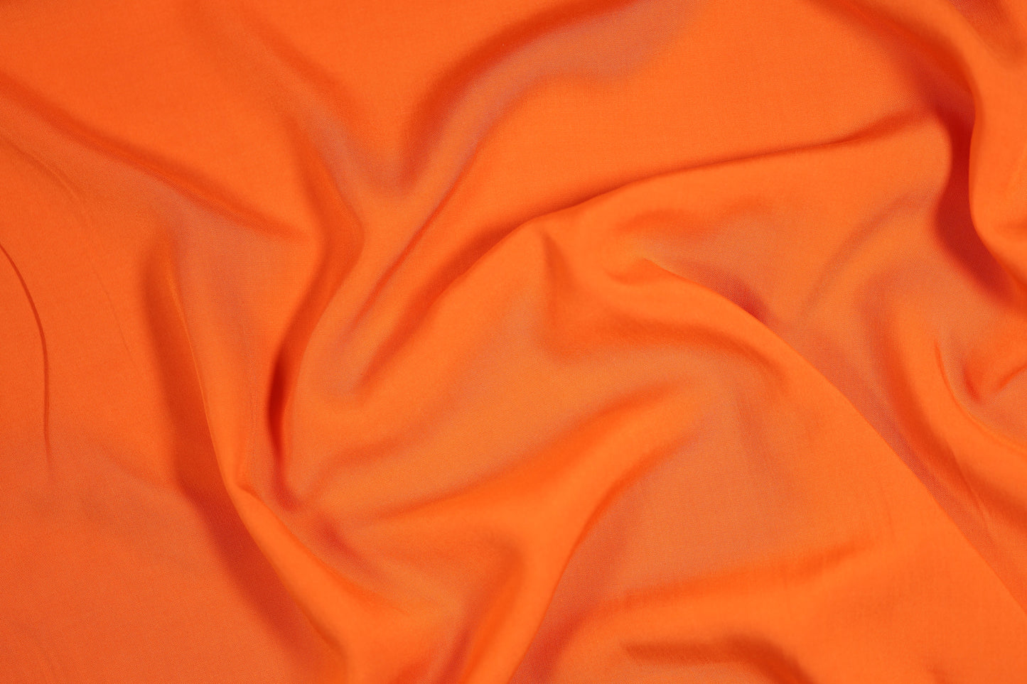 Viskosestoff in Signalorange mit fließendem Fall – perfekt für Sommermode