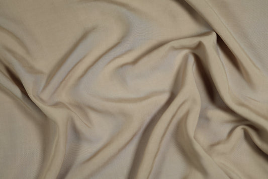 Leichter Viskosestoff in Sand – ideal für Kleider und Blusen