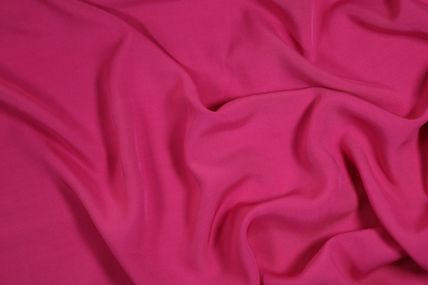 Viskosestoff in Fuchsia mit fließendem Fall – perfekt für Sommermode