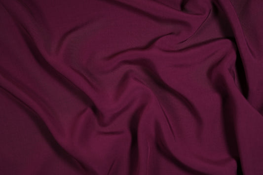 Leichter Viskosestoff in Aubergine – ideal für Kleider und Blusen