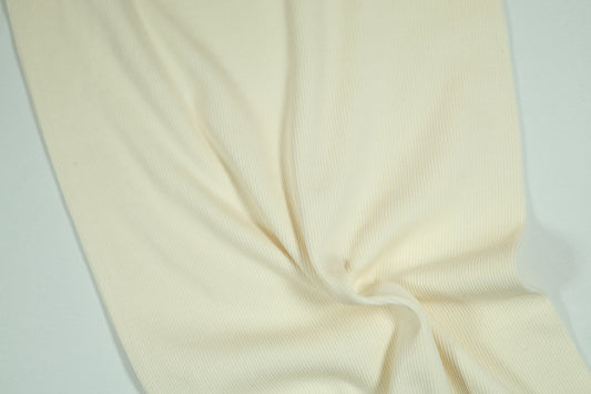 Naturweißer Bündchenstoff mit leichter Struktur und hoher Elastizität