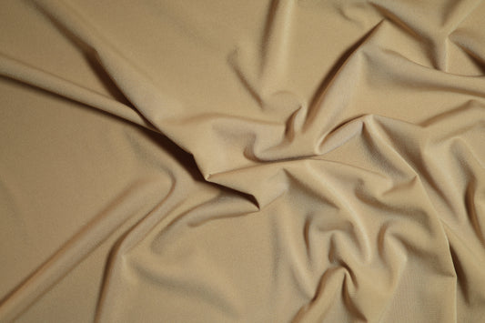 Elastischer Jersey in Sandfarben, locker und weich drapiert