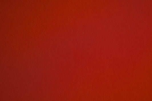 Eleganter Jersey in Rostrot-Kupfer, der die feine Rippstruktur des Stoffes hervorhebt