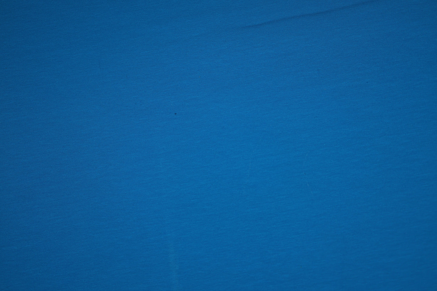 Detailansicht des Royalblauen Baumwolljerseys – elastisch und weich