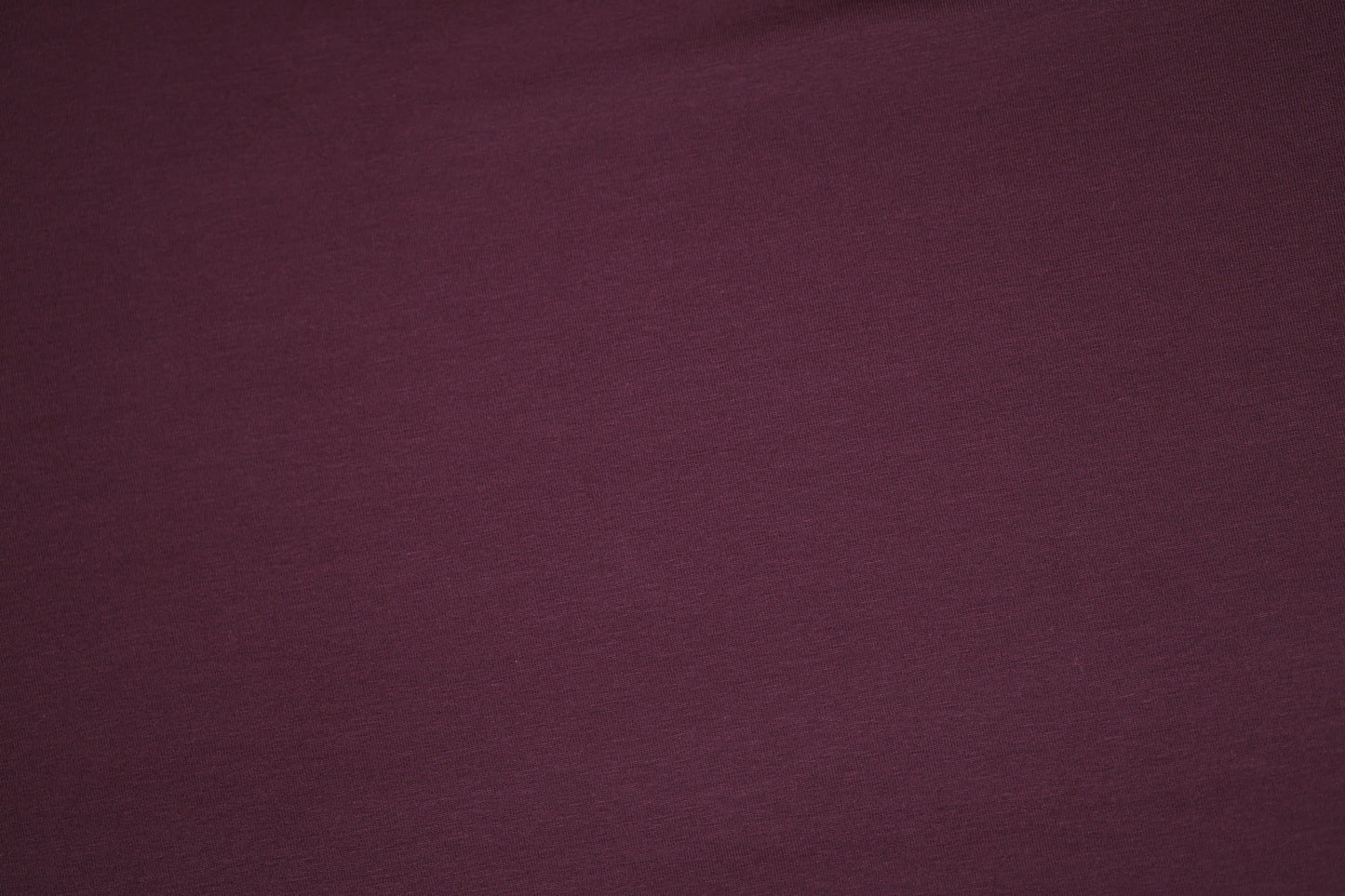 Detail: bordeauxfarbener Jersey-Stoff in weicher Qualität