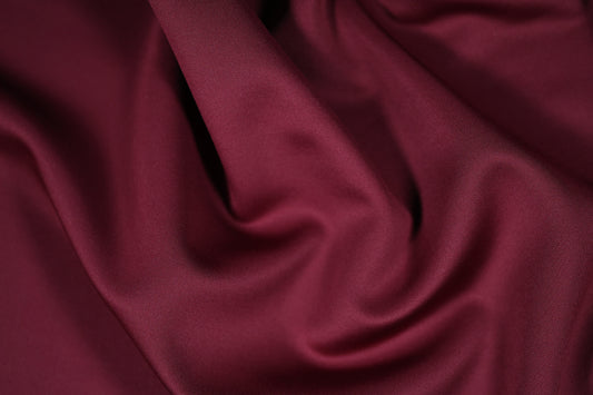 Detailansicht: Glänzender Scuba Stoff in Bordeaux für festliche Kleidung