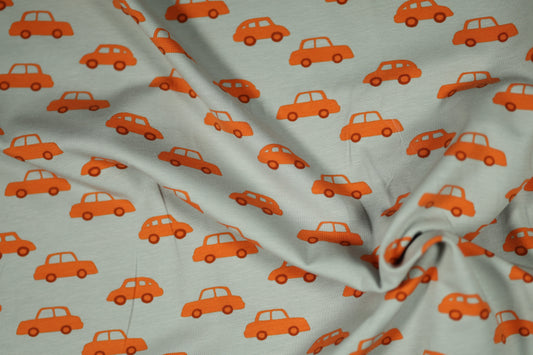 Weicher Kinderstoff für Jungen mit Auto-Motiv, locker drapiert