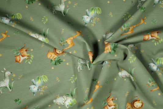 Gedrehter Stoff, der das detailreiche Safari-Muster auf grünem Grund zeigt