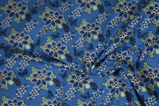 Floraler Kinderstoff in Blautönen – kreativ & weich.