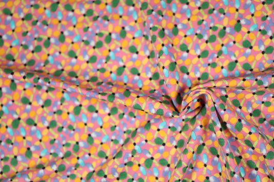 Baumwollstoff mit Motiv: bunte blüten auf rosa – weich & kindgerecht.