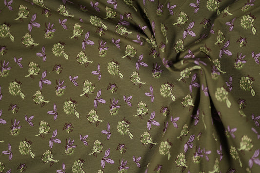 Baumwollstoff mit Motiv: fliederblüten auf olivgrün – weich & kindgerecht.