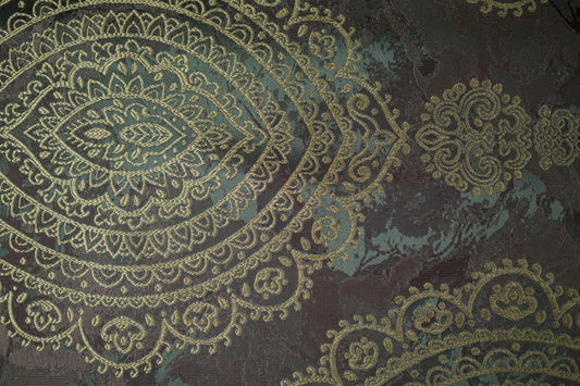 Opulenter Polsterstoff mit Ornamentik in Goldbraun und Bordeaux