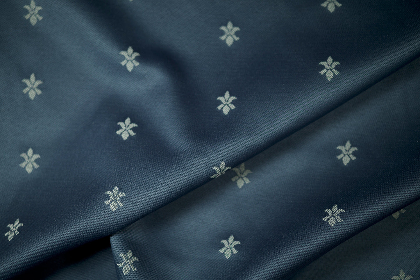 Klassik Jacquard – Marineblau mit Ranken – robuster Dekostoff für Wohnaccessoires und Möbelbezüge