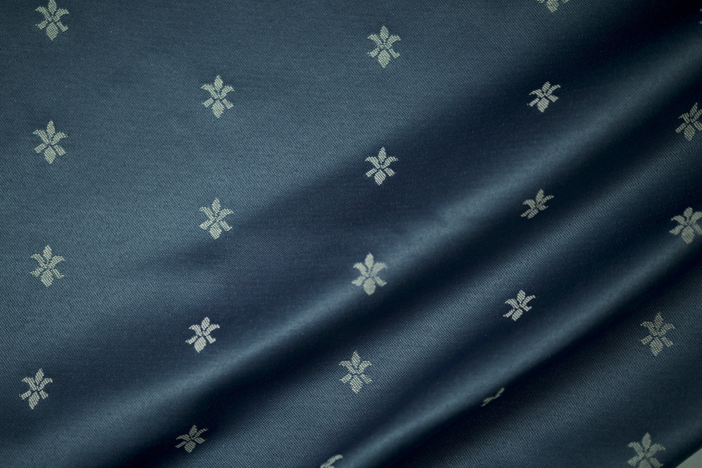 Klassik Jacquard – Marineblau mit Ranken – eleganter Möbel- und Dekostoff mit stilvollem Muster