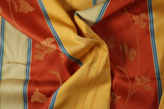 Dekostoff mit Blumen und Streifen in sommerlichen Farben