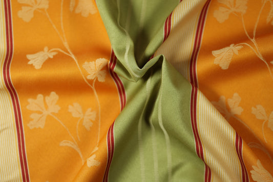 Dekostoff mit natürlichem Flair und floralen Akzenten