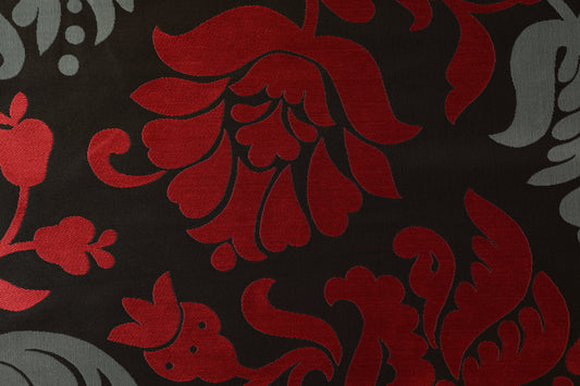 Vorhangstoff mit rotem Jacquardmuster auf Schwarz