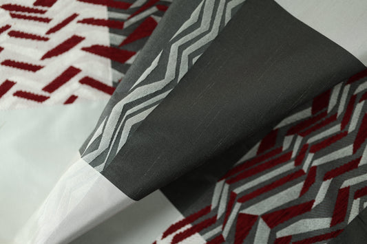 Vorhangstoff mit geometrischen Kontrasten in Rot und Schwarz