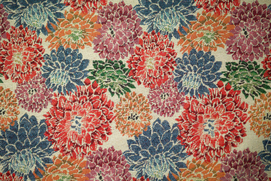 Robuster Möbelstoff mit Muster: Bunte Dahlien auf Naturweiß