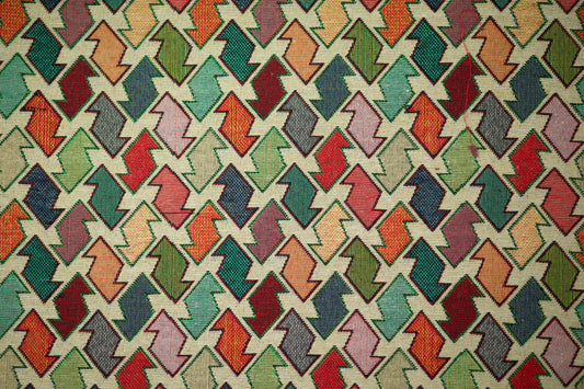 Bunter Möbelstoff mit geometrischem Rautenmuster in kräftigen Farben – perfekt für moderne Polsterprojekte
