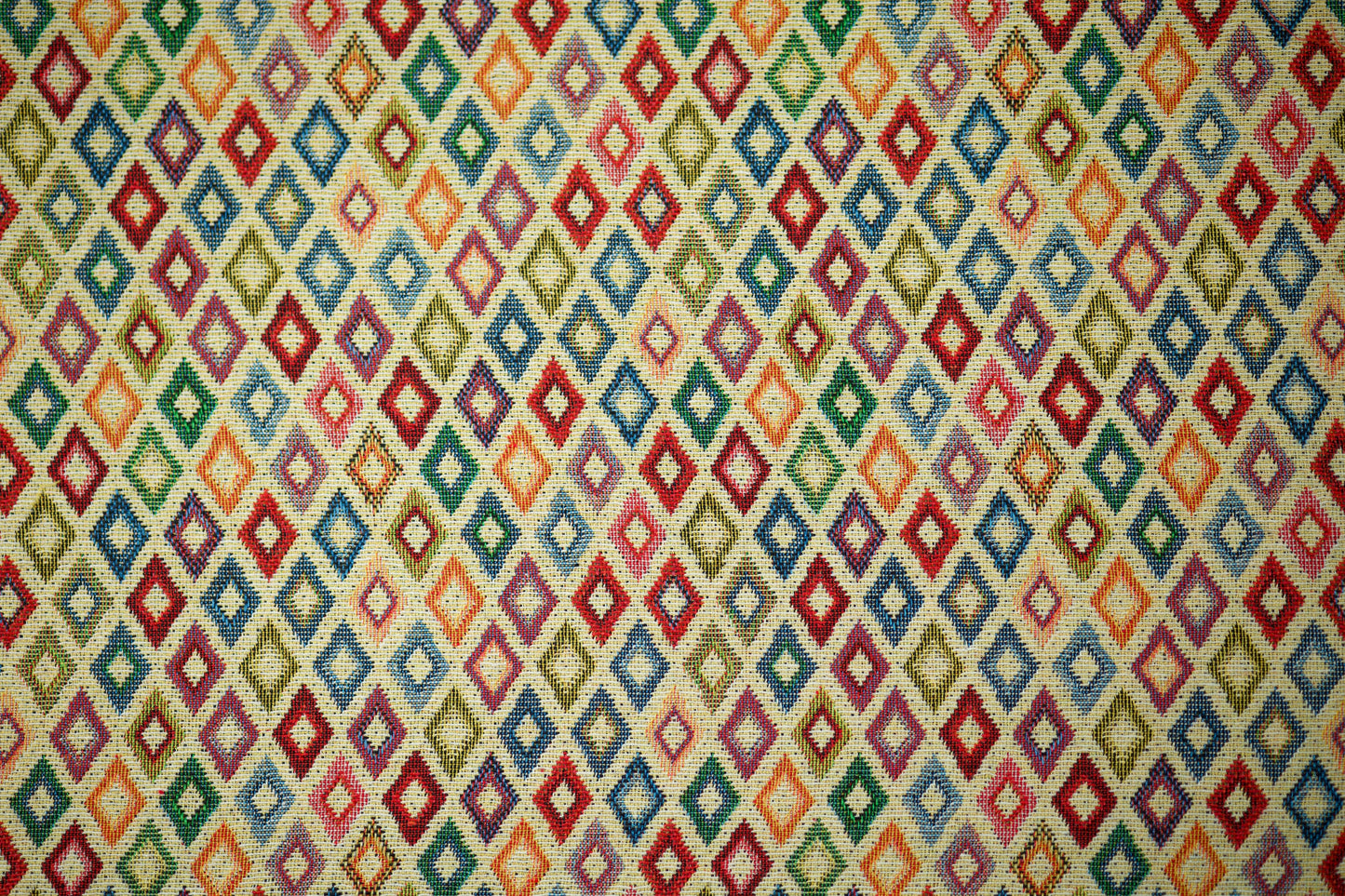 Bunter Möbelstoff mit kleinen Rauten in Multicolor – modern & markant