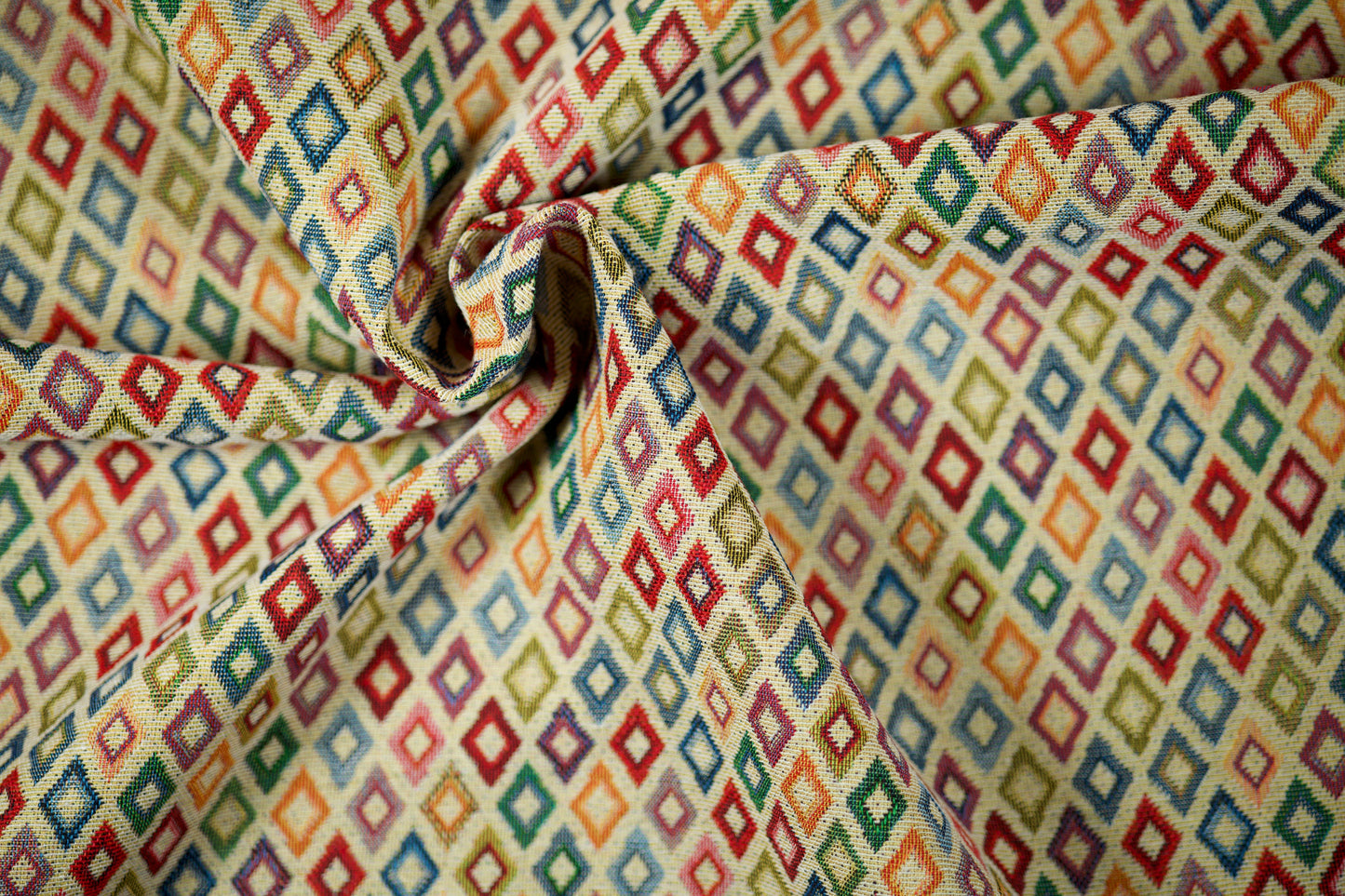 Möbelstoff mit kleinen bunten Rauten in Multicolor – modern & markant