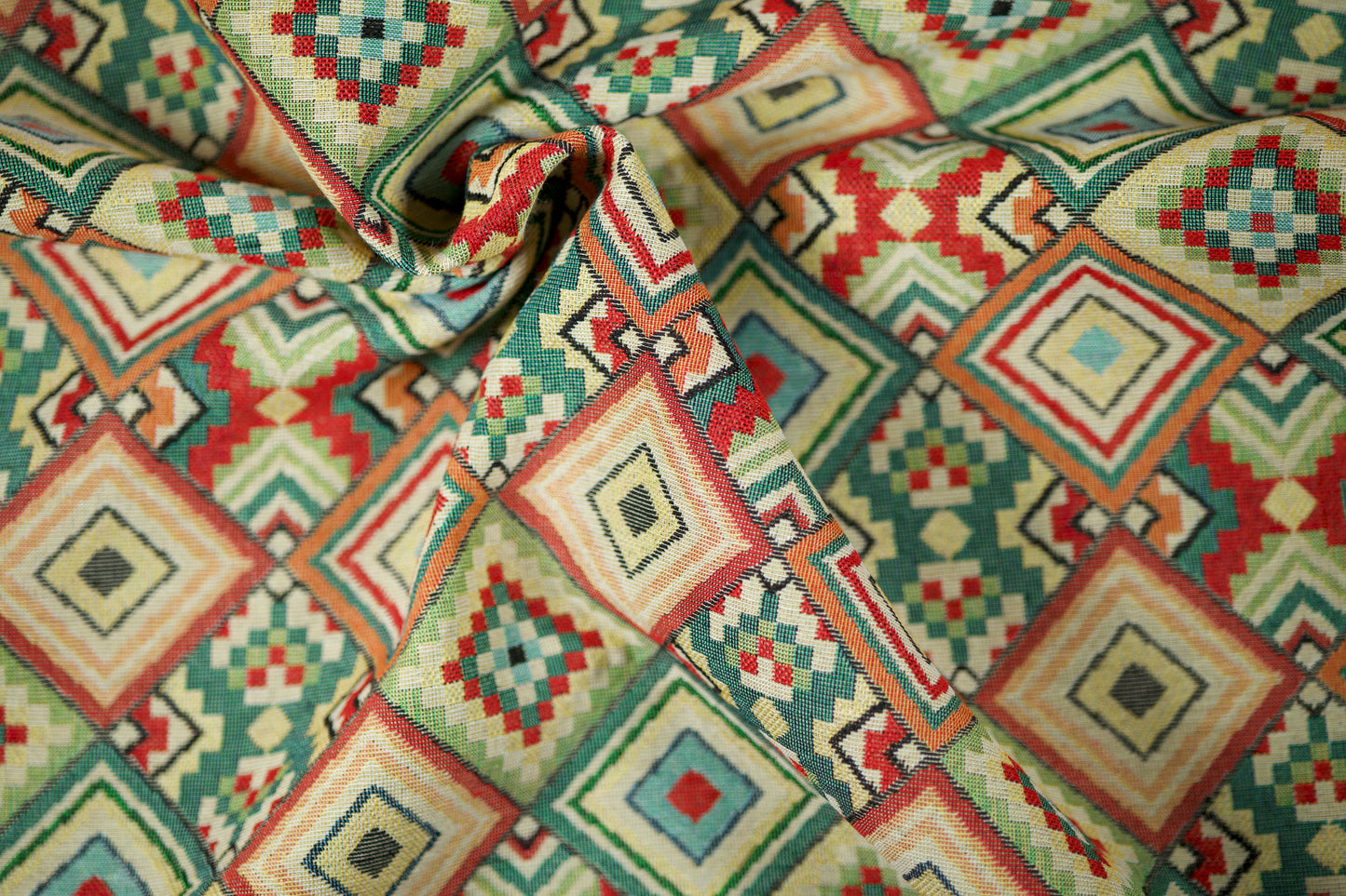 Ethno Möbelstoff mit buntem Quadrat-Design – perfekt für auffällige Polster