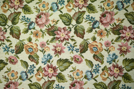 Detailansicht von Möbelstoff – Blumen auf Creme – fein gewebt