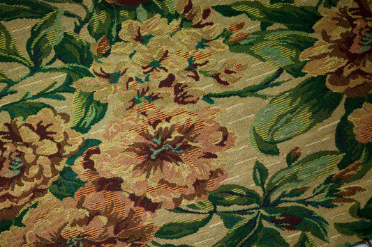 Detailansicht von Möbelstoff – Großblütige Eleganz in Beige – fein gewebt