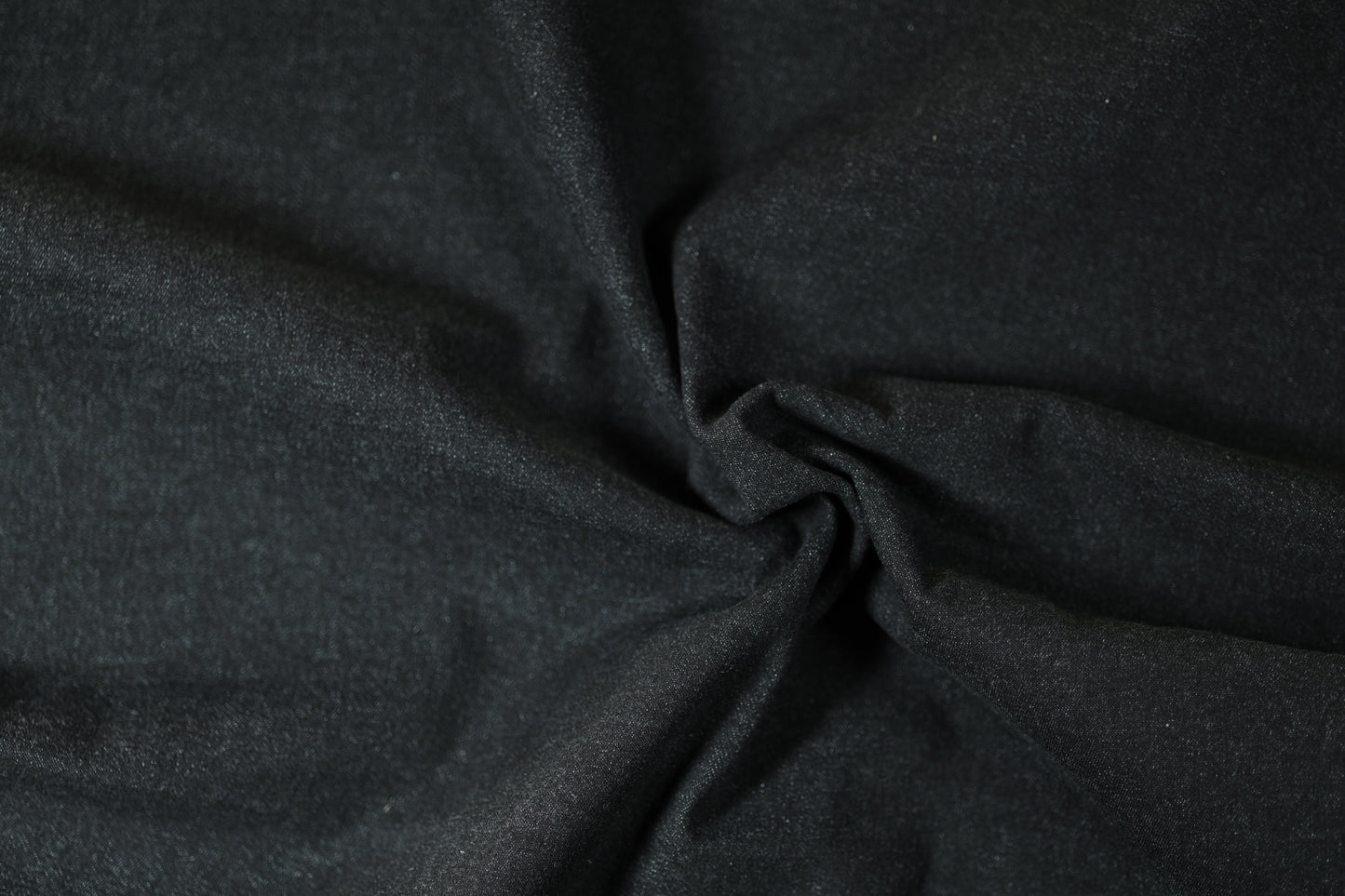 Denimstoff in Schwarz, ideal für robuste Kleidung