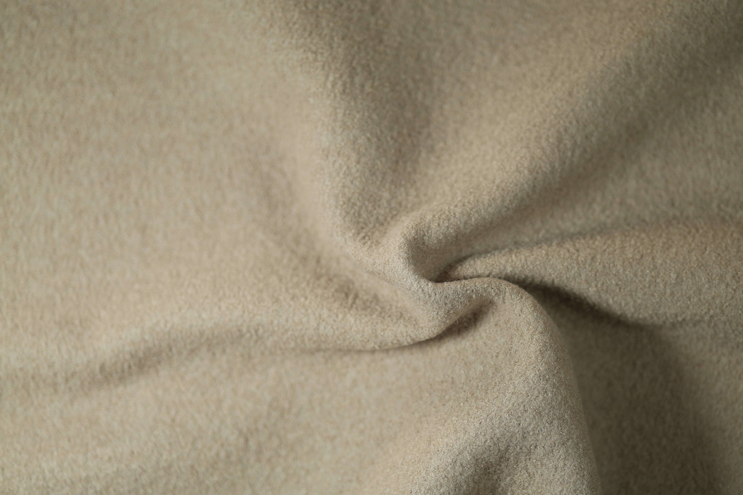 Naturfarbener Wollstoff in Sand – leicht kombinierbar und modern