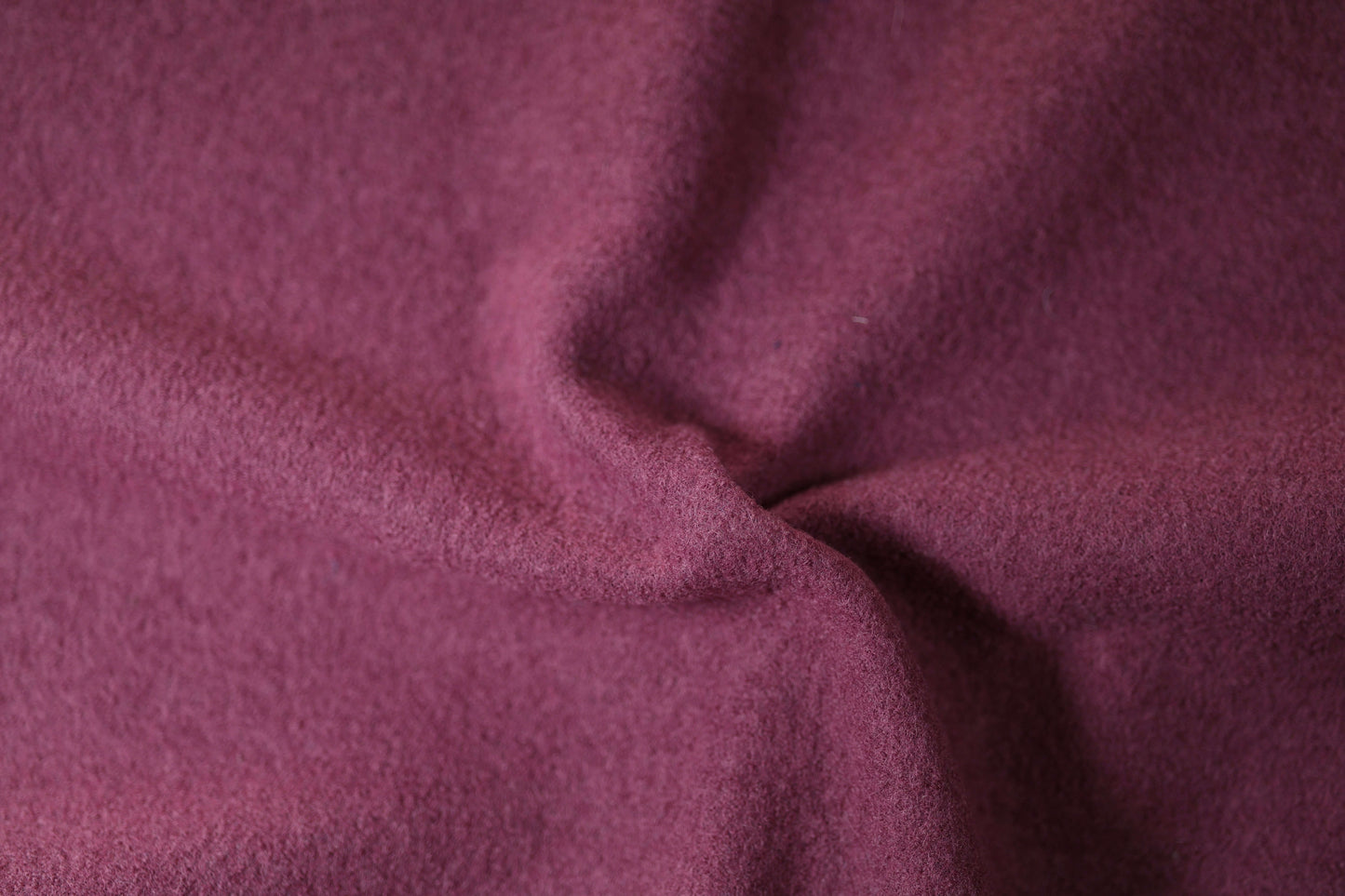 Bordeauxfarbener Wollstoff – warm und edel für Herbst und Winter