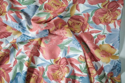 Viskosestoff â Aquarellblumen in Hellblau & Rosa â Viskosestoff mit Blumenmuster â weich und ideal fĂŒr sommerliche Kleidung â Stoffstruktur im Nahaufnahme