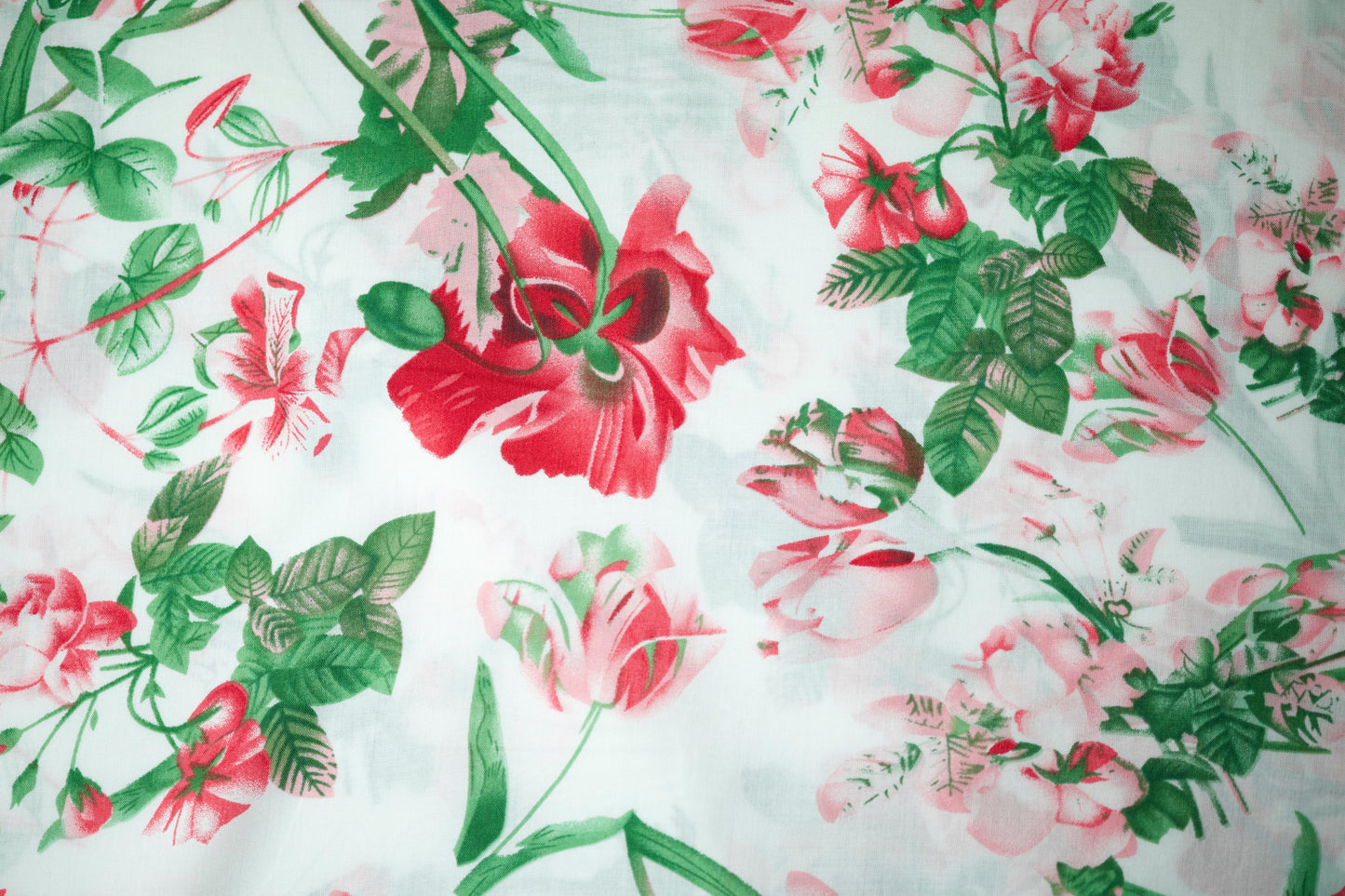 Viskosestoff – Rosenranken in Rot & Grün – Viskosestoff mit Blumenmuster – weich und ideal für sommerliche Kleidung – Detailansicht