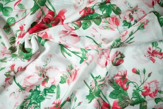 Viskosestoff â Rosenranken in Rot & GrĂŒn â Viskosestoff mit Blumenmuster â weich und ideal fĂŒr sommerliche Kleidung â Stoffstruktur im Nahaufnahme