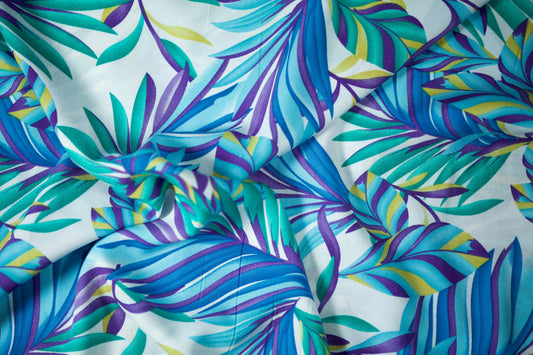 Viskosestoff â TropenblĂ€tter in TĂŒrkis & Violett â Viskosestoff mit Blumenmuster â weich und ideal fĂŒr sommerliche Kleidung â Stoffstruktur im Nahaufnahme