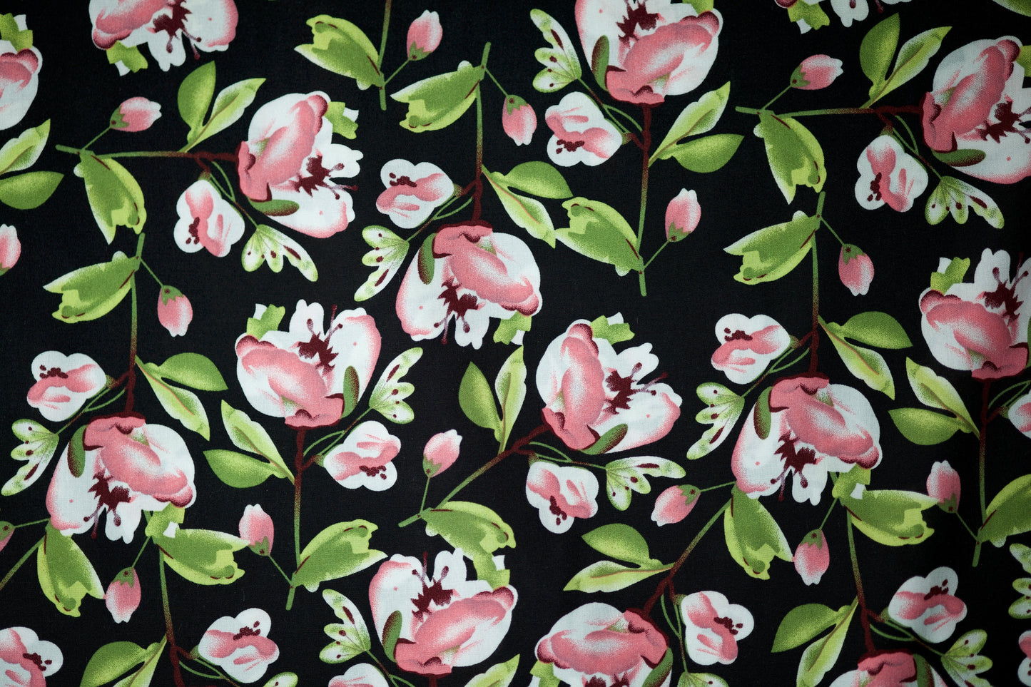 Viskosestoff mit rosa Blüten auf schwarzem Stoff