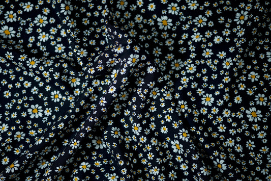 Schwarzer Damenstoff mit weißen kleinen Blumen