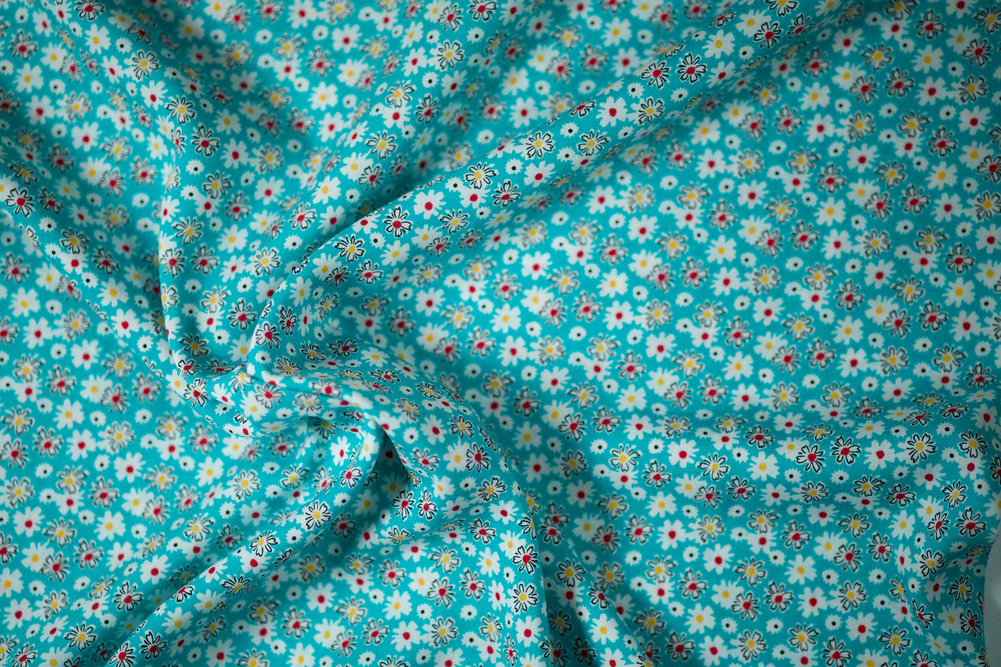 Viskosestoff – Kleine Blümchen auf Türkis – Viskosestoff mit Blumenmuster, weich und fließend – Ideal für Sommerkleider