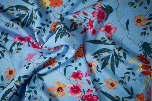 Viskosestoff – Bunte Blüten auf Hellblau – Viskosestoff mit Blumenmuster, weich und fließend – Ideal für Sommerkleider