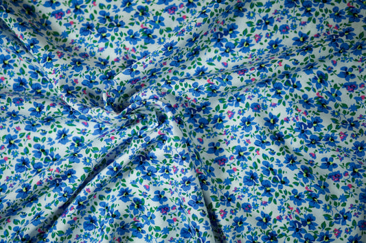 Viskosestoff – Blaue Blüten auf Weiß – Viskosestoff mit Blumenmuster, weich und fließend – Ideal für Sommerkleider