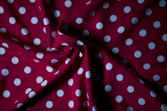 Fließender Stoff mit Punkte in Weinrot – perfekt für Blusen oder Röcke