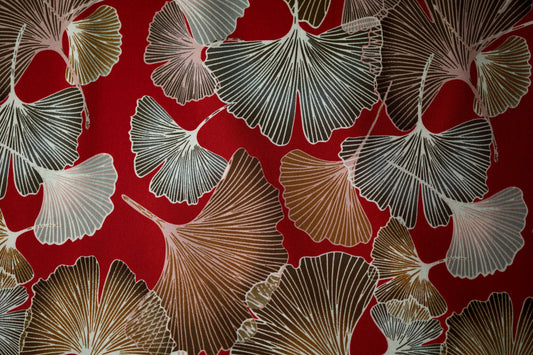 Fließender Stoff mit Ginkgo Muster in Rot – perfekt für Blusen oder Röcke