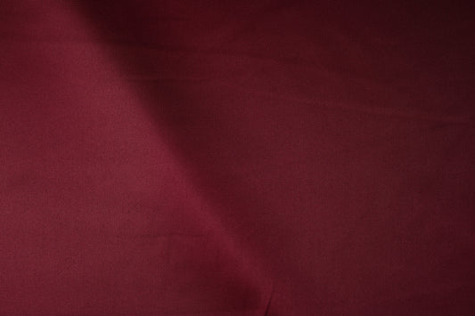 Weinroter Damast-Tischdeckenstoff – festlich und elegant