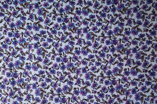 Bunter Viskose: Kleine BlĂŒmchen in Violettblau â perfekt fĂŒr Blusen, Röcke und Accessoires