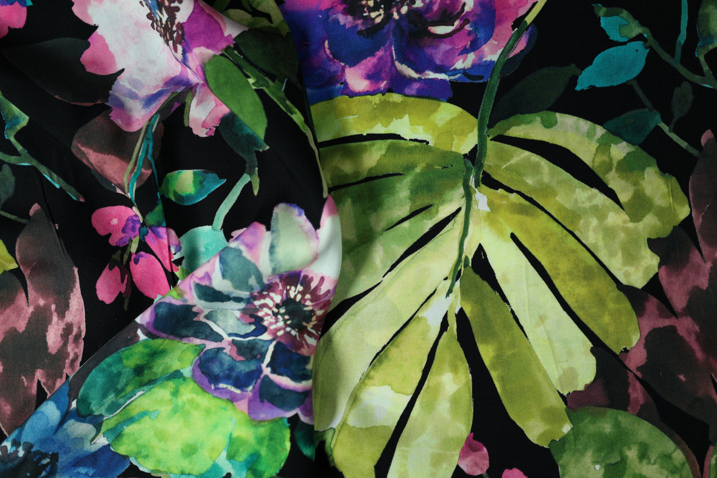 Modischer Digitaldruck auf Viskose – Tropenblätter mit Aquarellblüten für kreative Nähprojekte