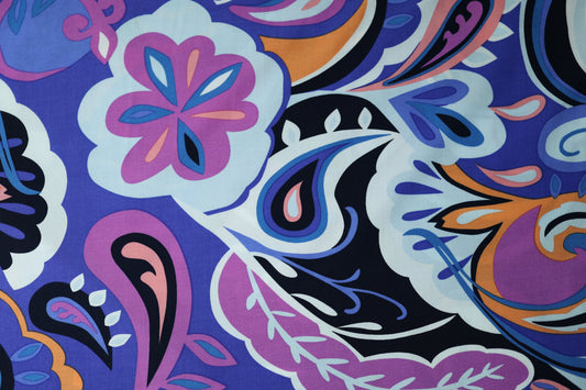 Bunter Viskose: Bunte Paisleys auf Violett â perfekt fĂŒr Blusen, Röcke und Accessoires