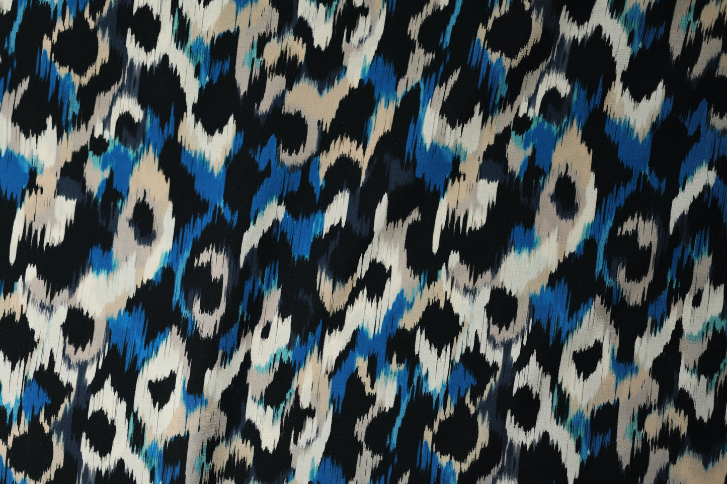 Bunter Viskose: Animalprint in Blau-Beige – perfekt für Blusen, Röcke und Accessoires