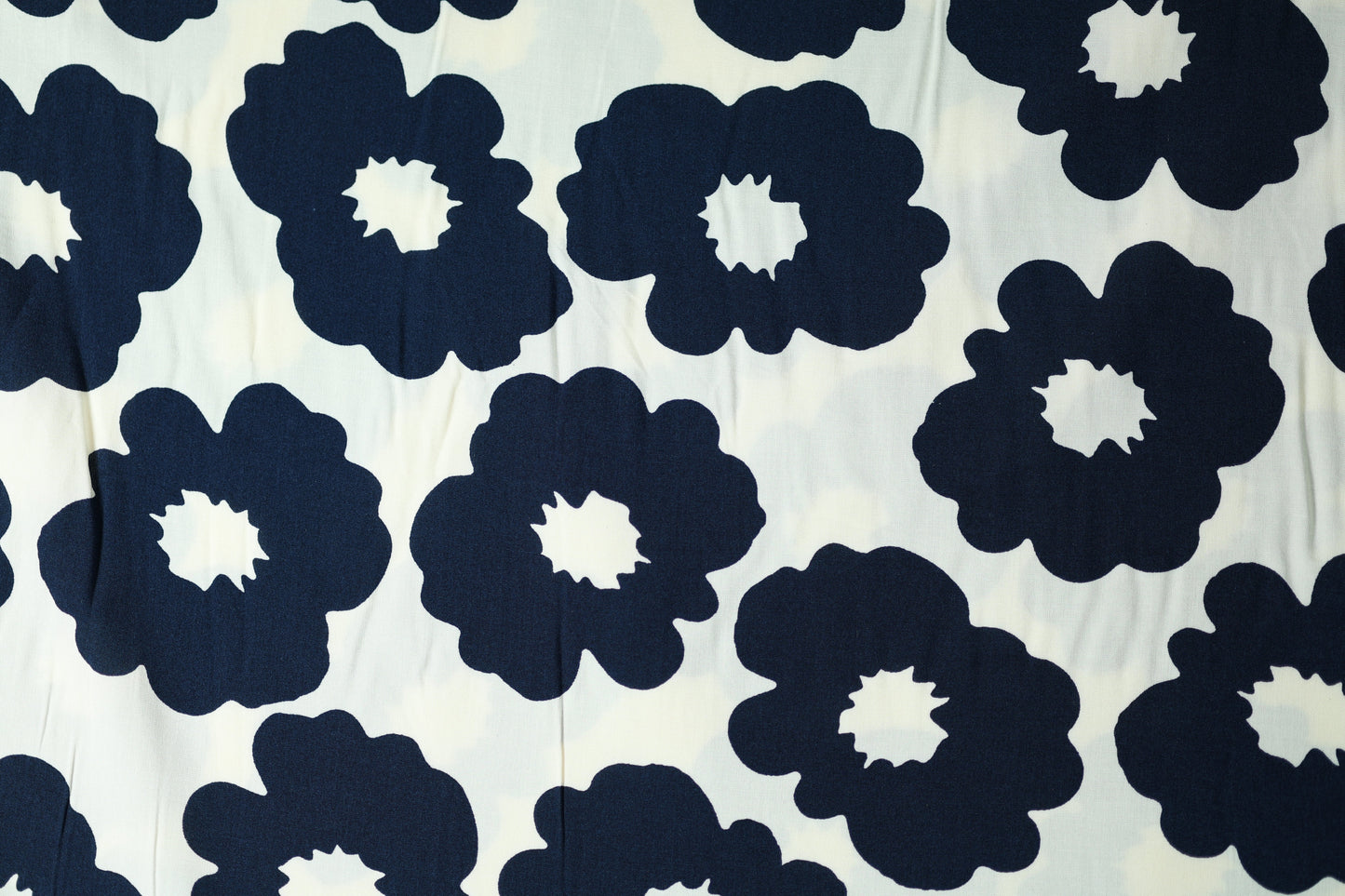Viskose – Navy Blumen auf Weiß – ideal für Sommerkleidung, Blusen und Accessoires